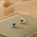 Sinisilmän ja strassien niittikorvakorut