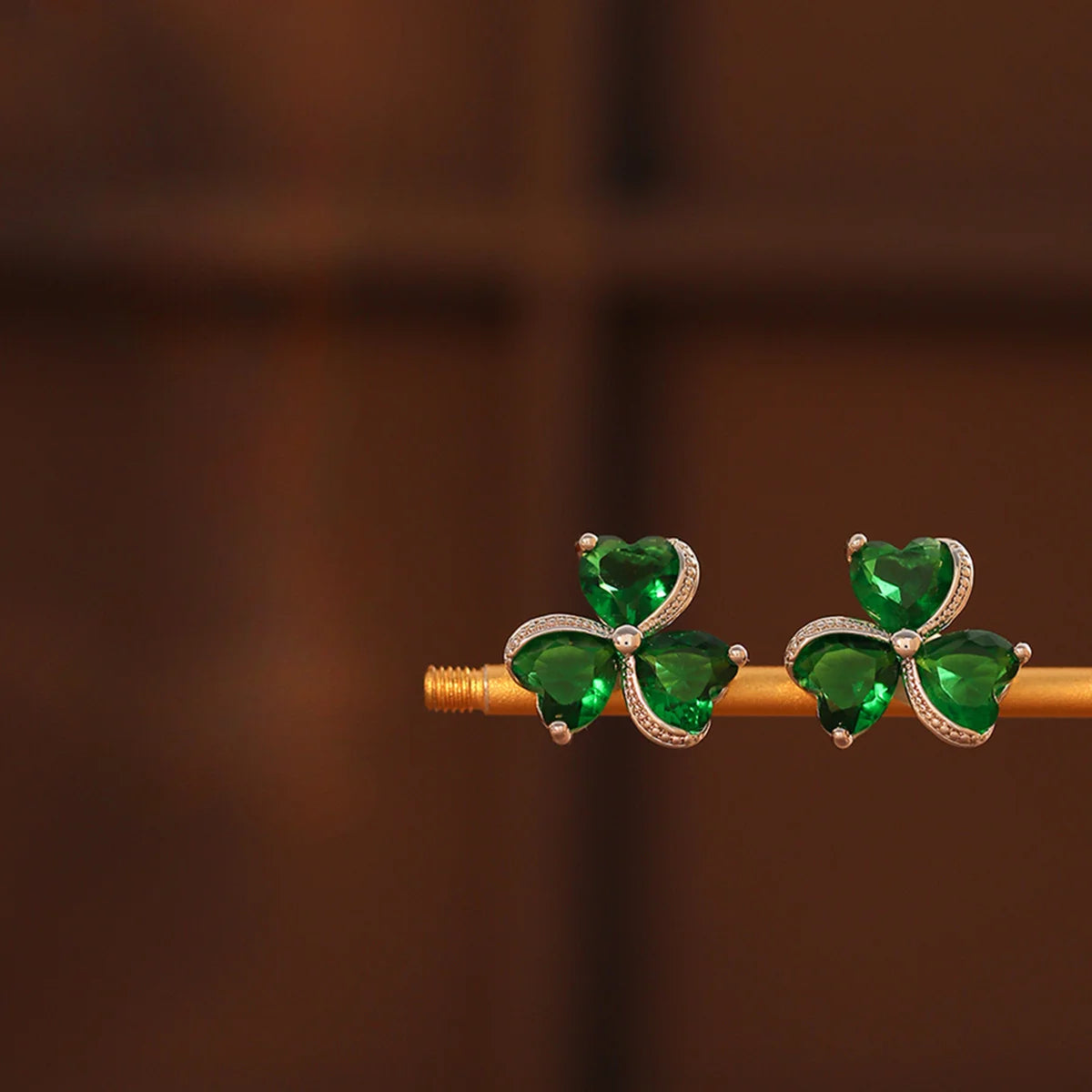 Kolmilehtisen apilan nappikorvakorut, smaragdinvihreä ja hopeinen zirkoni