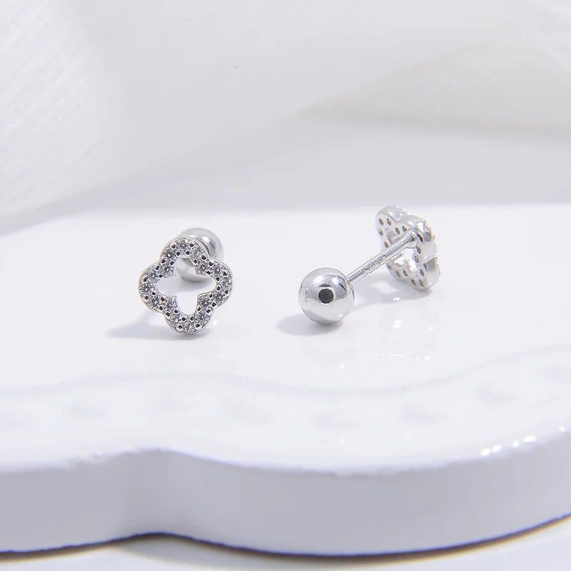 Nappikorvakorut nelilehtisellä apilalla hopea