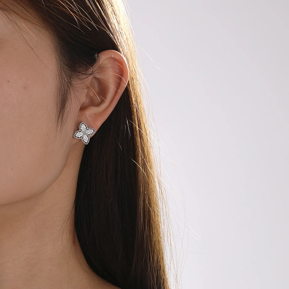 Neliapilan muotoiset nappikorvakorut hopeisella zirkonilla