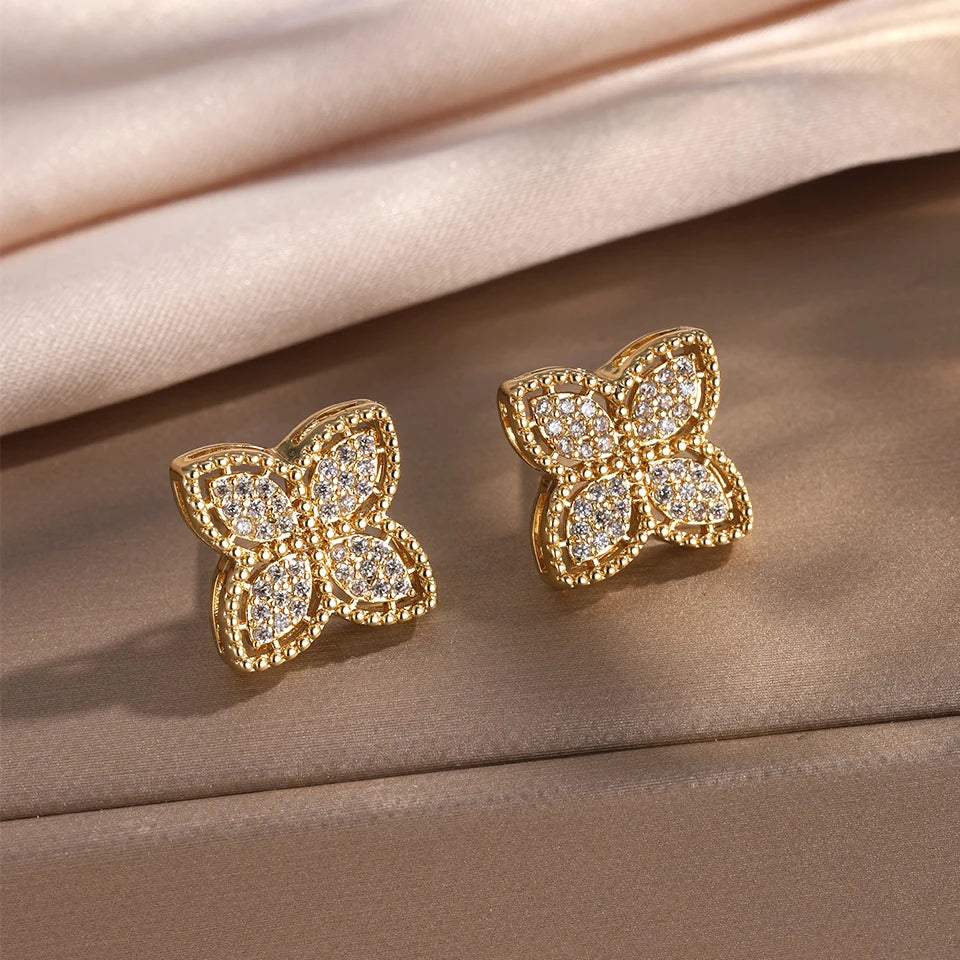 Neliapilan muotoiset nappikorvakorut kultaisella zirkonilla