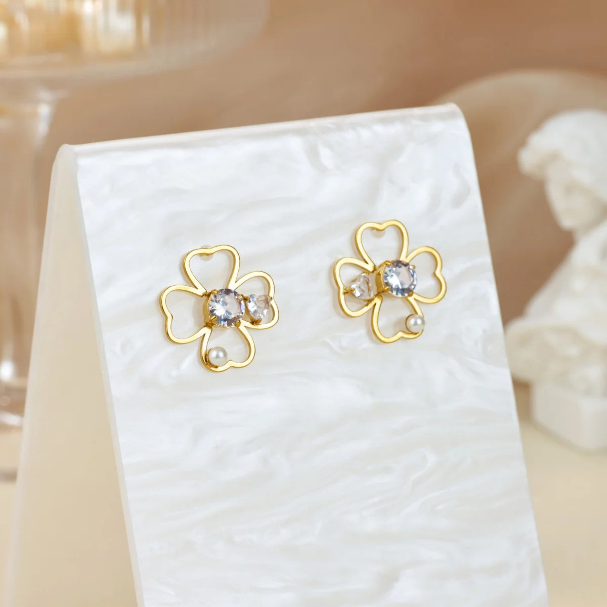 Nelilehtisen apilan korvanapit onnea tuomaan