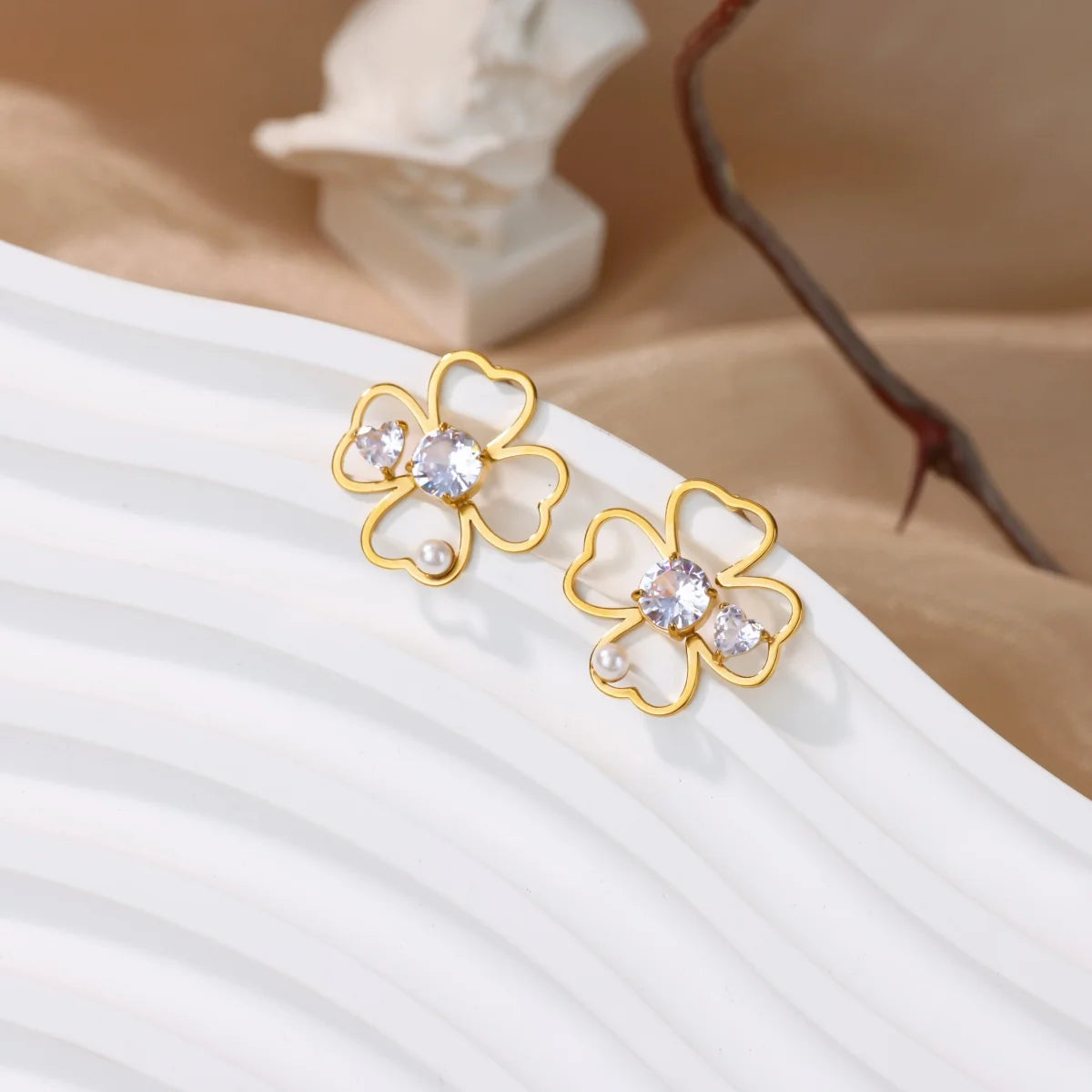 Nelilehtisen apilan korvanapit onnea tuomaan