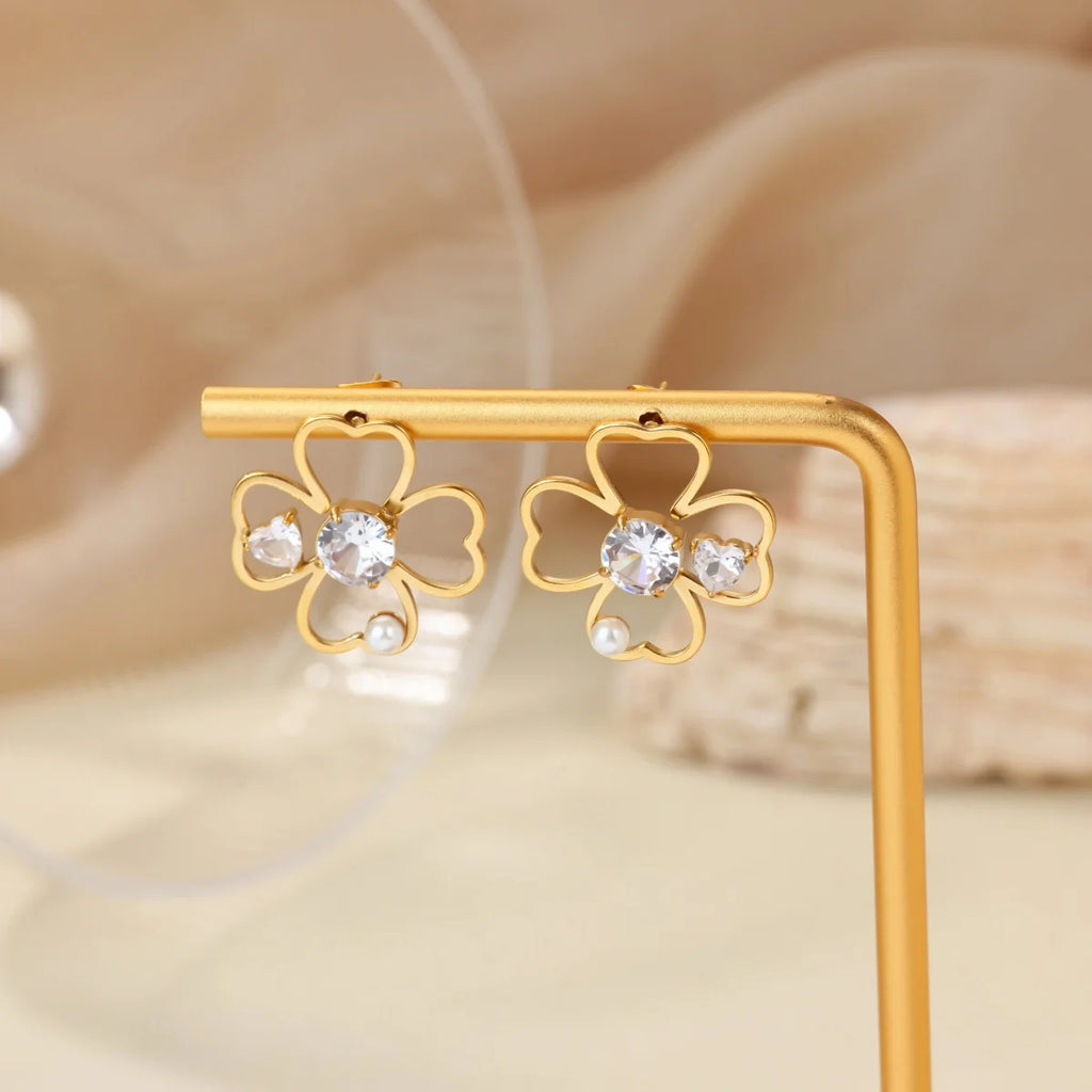 Nelilehtisen apilan korvanapit onnea tuomaan