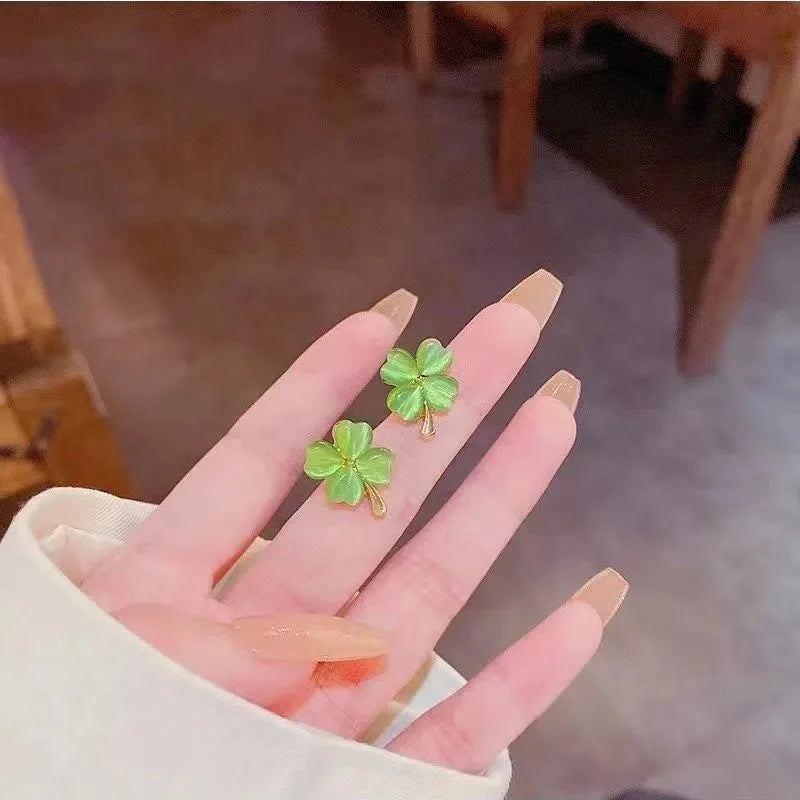 Vihreät nelilehtisen apilan nappikorvakorut