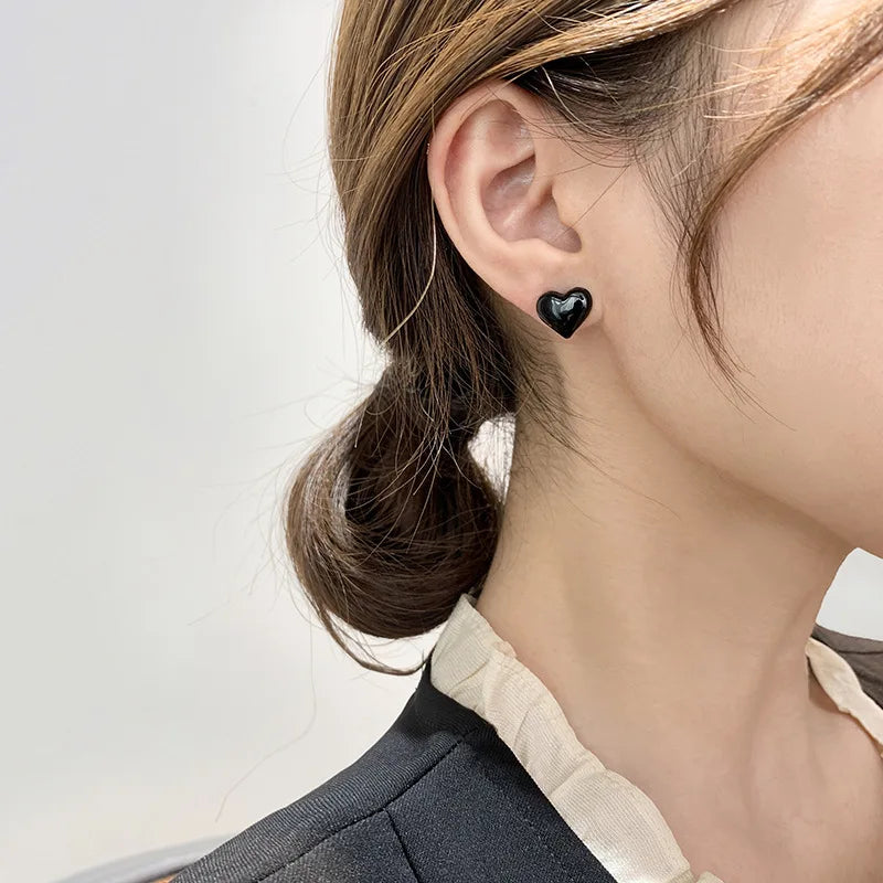 Naisille mustat sydänkorvakorut