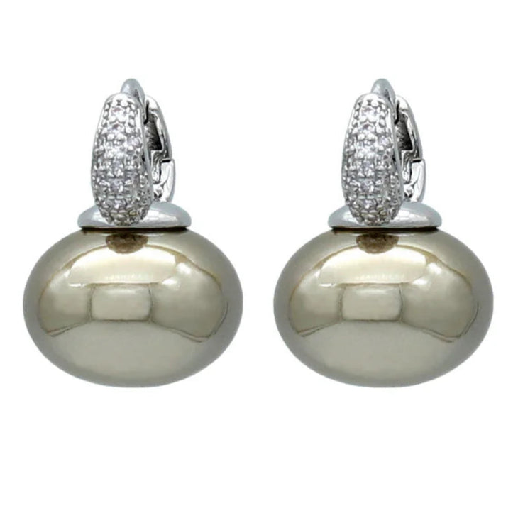 Korvarenkaat, joissa sininen helmi ja hopeiset ja beige zirkonit