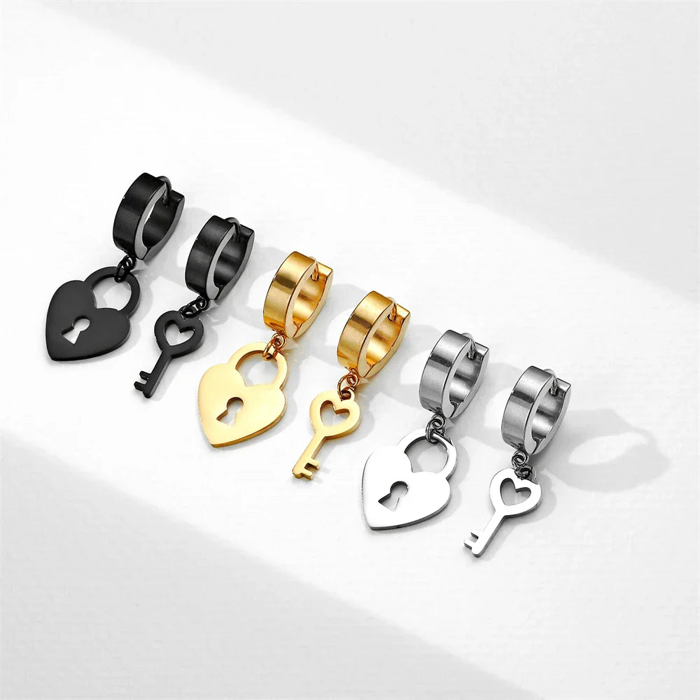 Avain- ja lukkolenkkikorvakorut kultaa