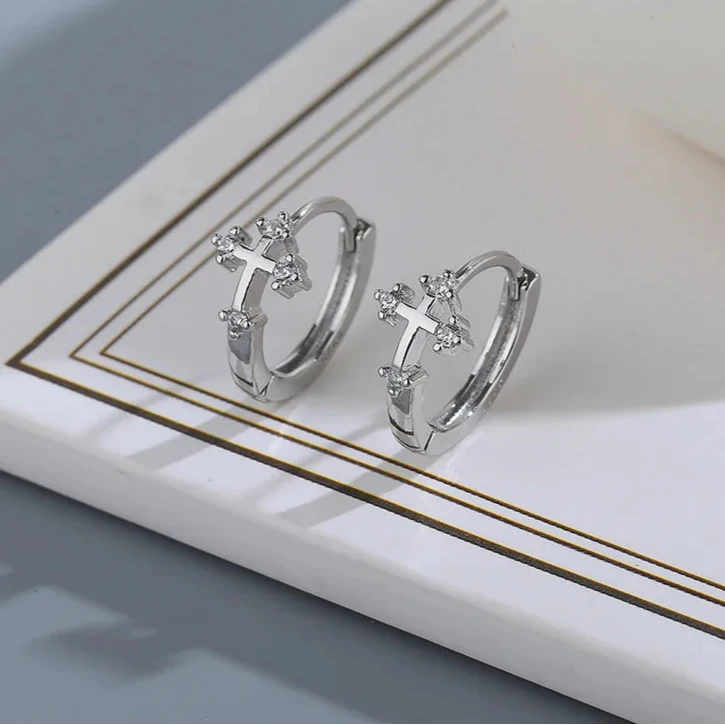 Risti Jeesuksen korvakorut, joissa on zirkonia