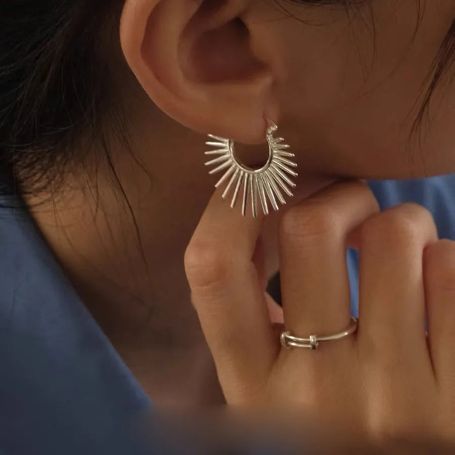 Boucles d'oreilles créoles demi-soleil argentées