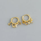 Kultaiset tähtien ja kuiden roikkuvat rengaskorvakorut