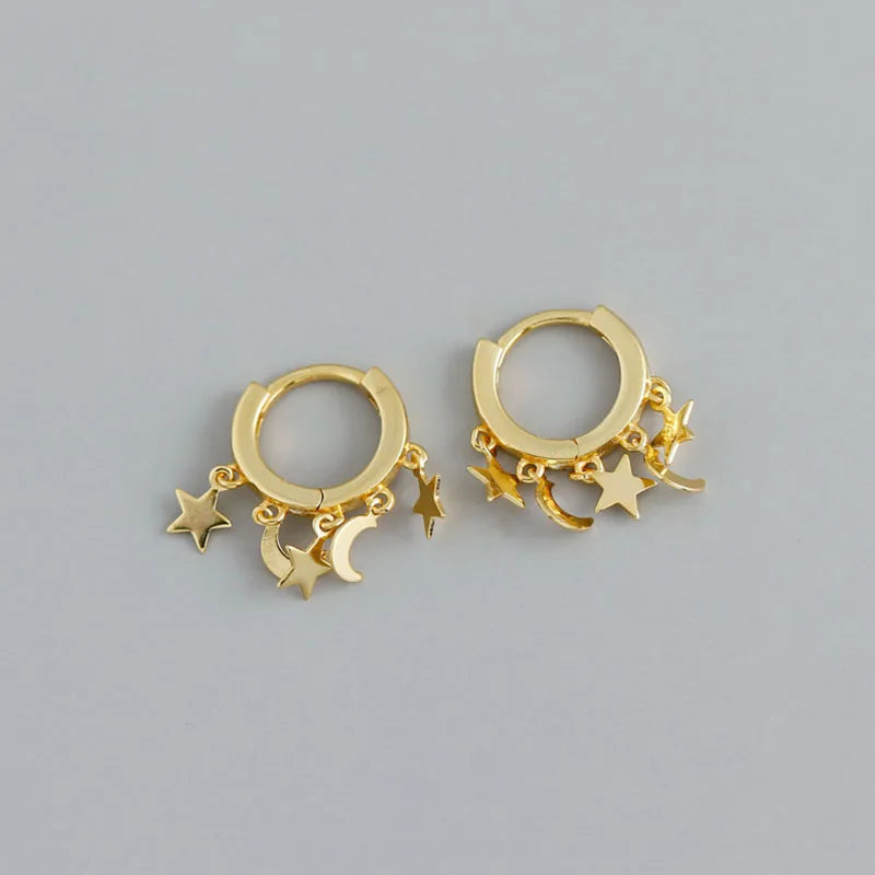 Kultaiset tähtien ja kuiden roikkuvat rengaskorvakorut