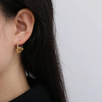 Kultaiset tähtien ja kuiden roikkuvat rengaskorvakorut