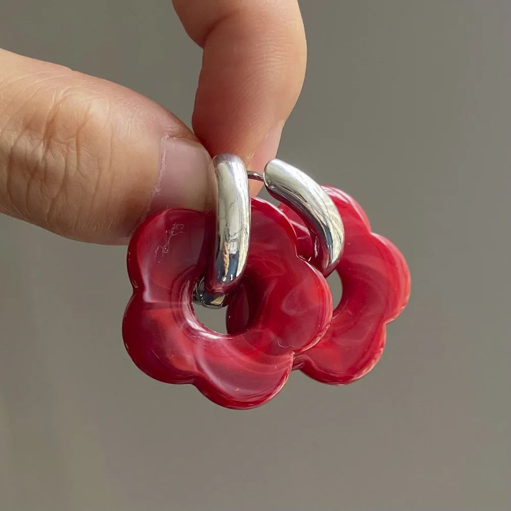 Korvakorut, joissa on kukkakuvioinen resiinisormus