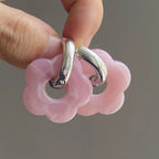 Korvakorut, joissa on kukkakuvioinen resiinisormus