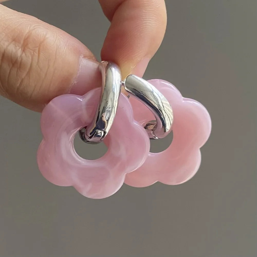 Korvakorut, joissa on kukkakuvioinen resiinisormus