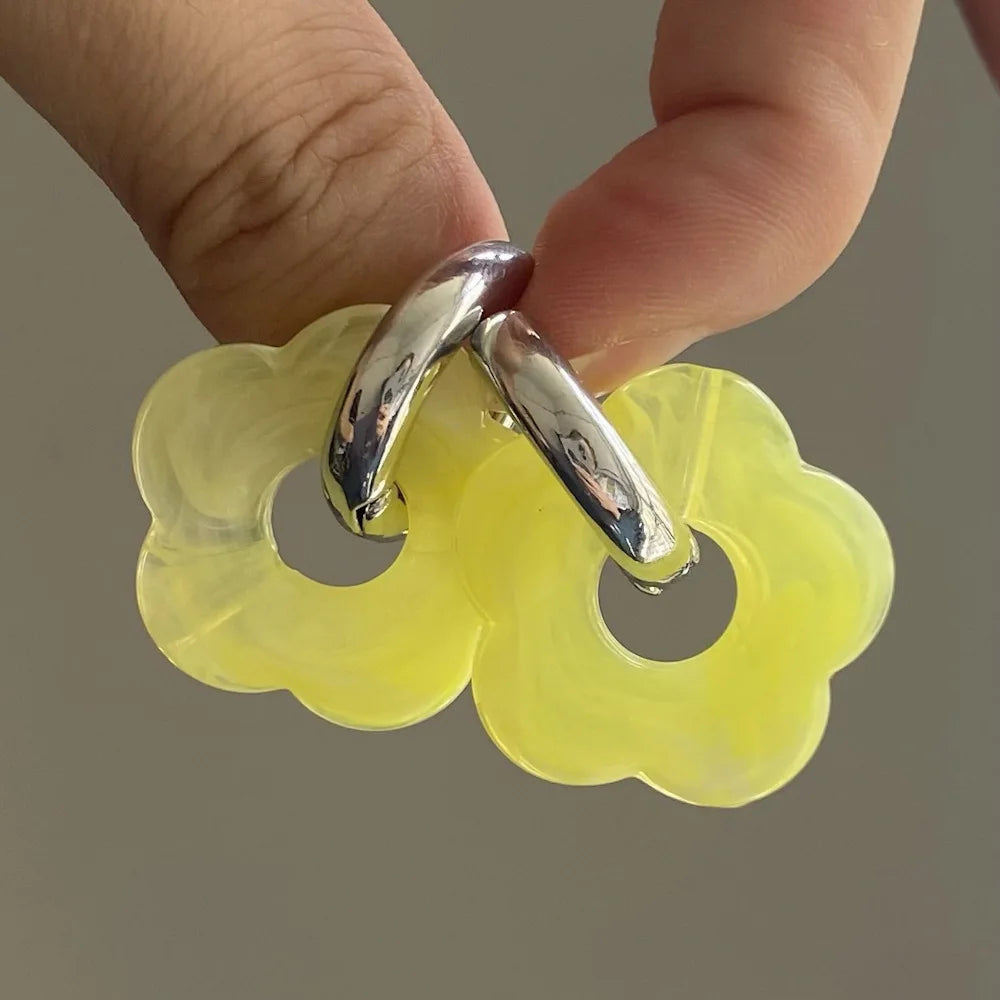 Korvakorut, joissa on kukkakuvioinen resiinisormus