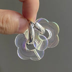 Korvakorut, joissa on kukkakuvioinen resiinisormus