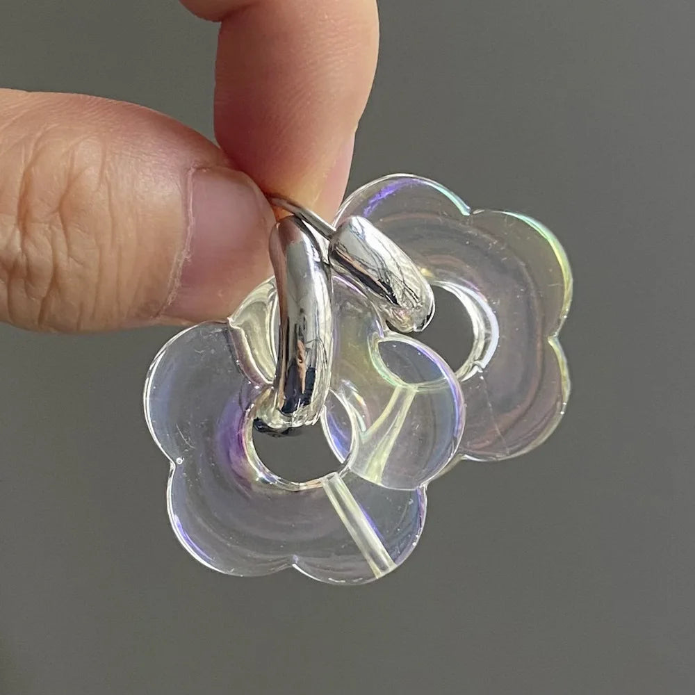 Korvakorut, joissa on kukkakuvioinen resiinisormus