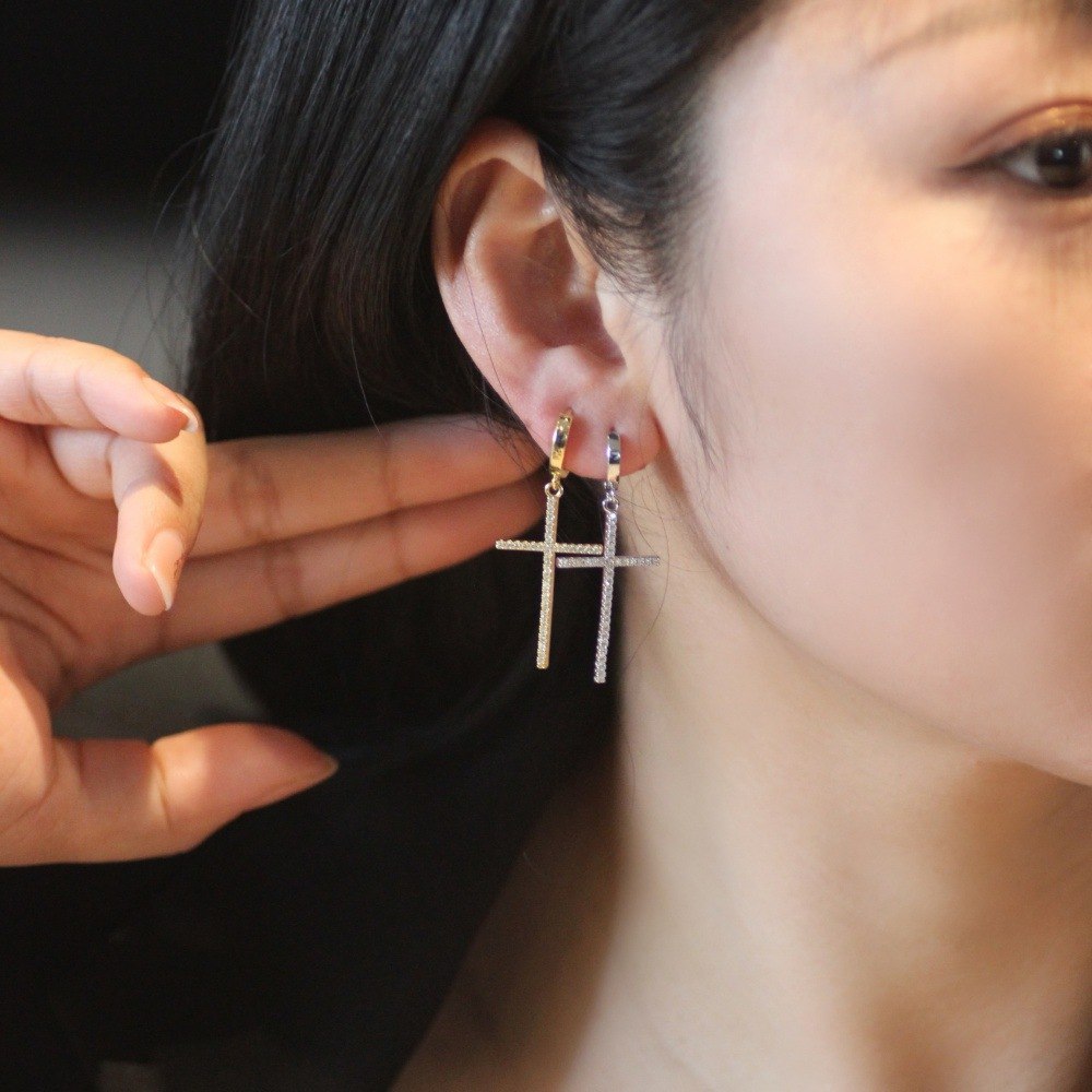 Ristiriipus zirkoni korvarenkaat 