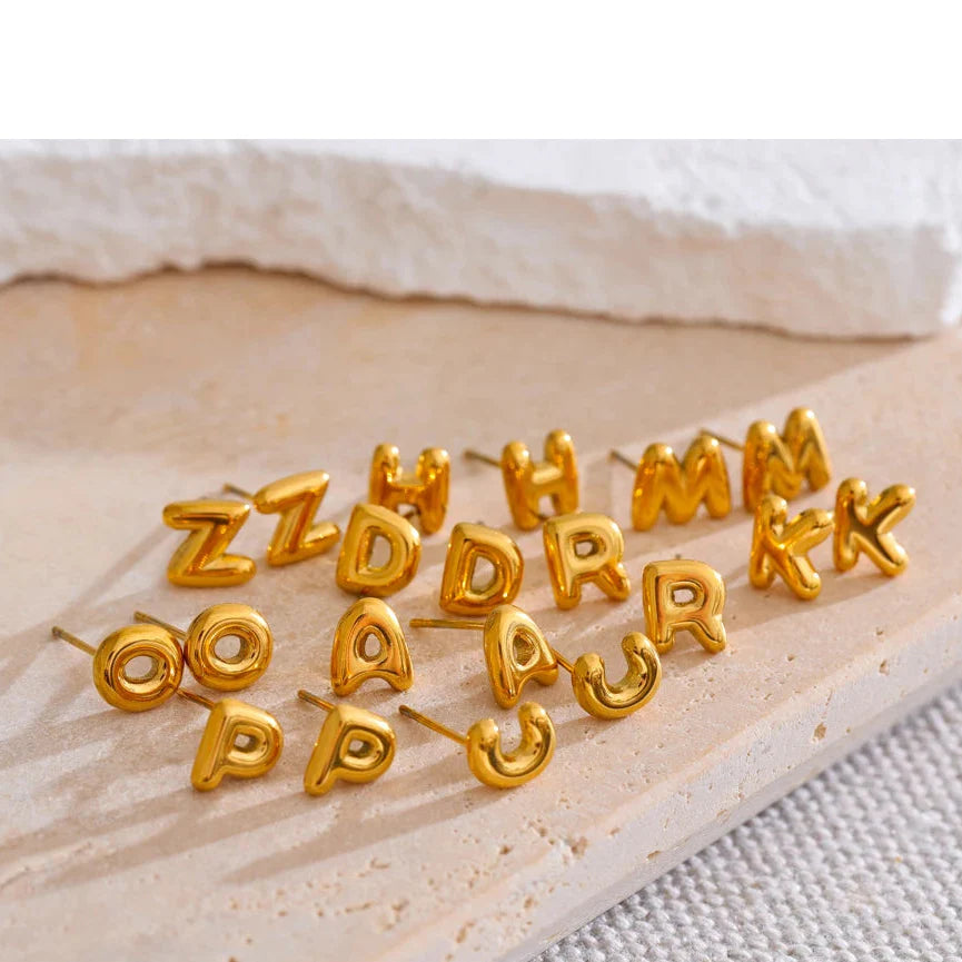 Personoidut korvakorut alkukirjaimella 