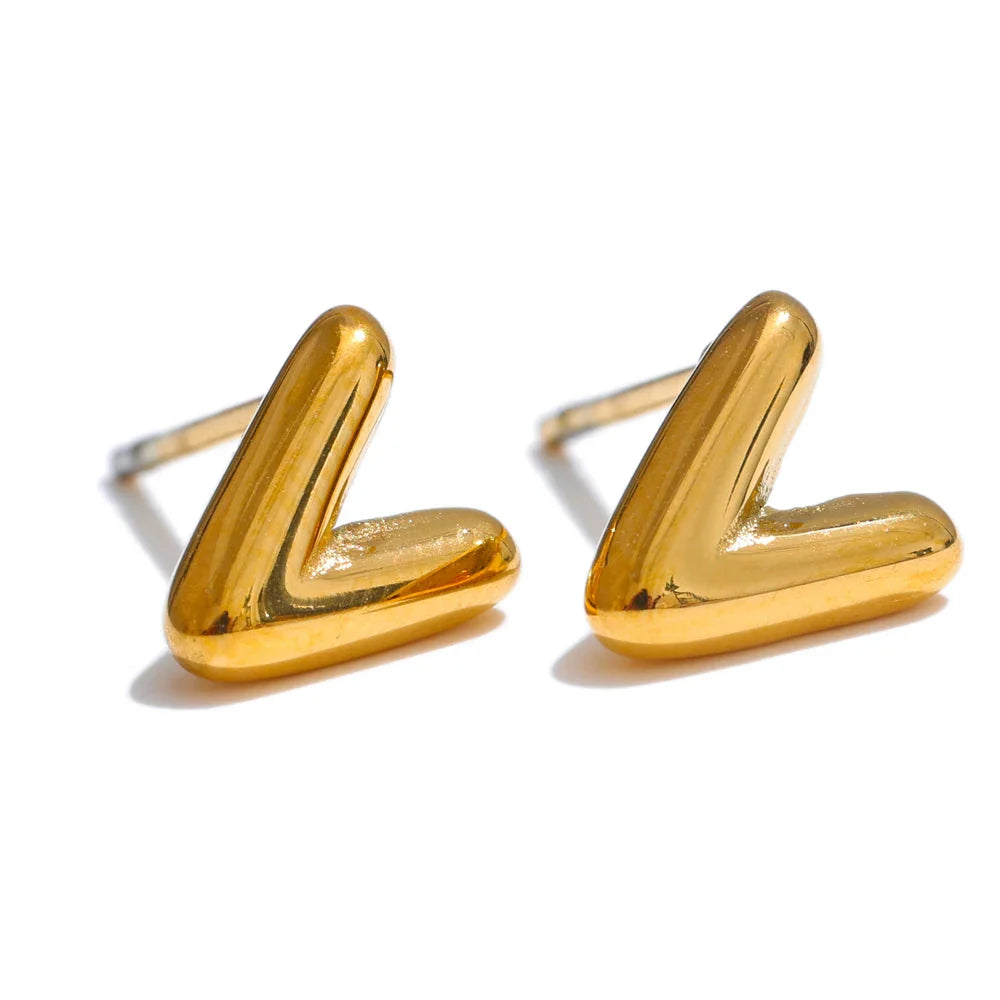 Personoidut korvakorut alkukirjaimella v