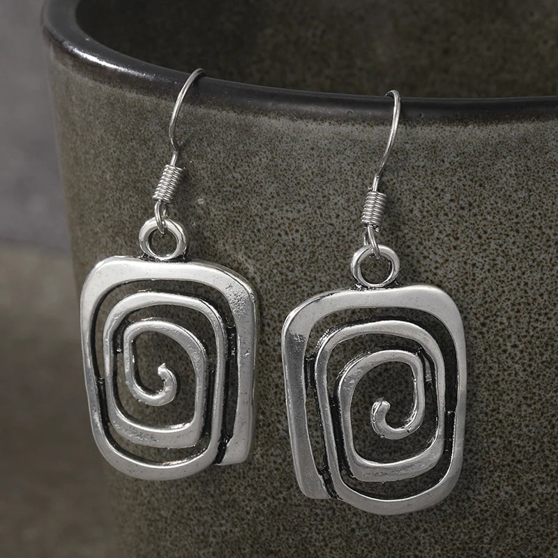 Riipuvat geometriset etniset korvakorut