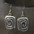 Riipuvat geometriset etniset korvakorut