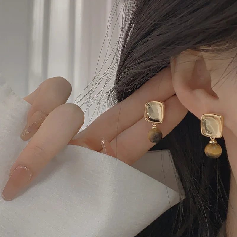 Naisten korvakorut tiikerinsilmäkivellä