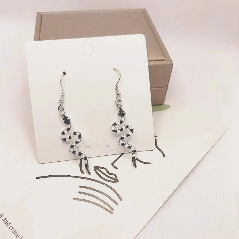 Korvakorut naisille, matelija, mustavalkoinen käärme