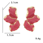 Puolikukkakorvakorut punaisilla terälehdillä