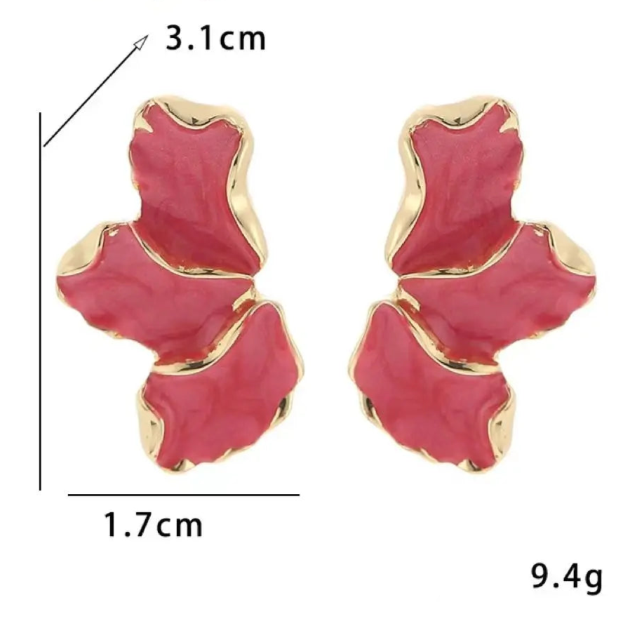 Puolikukkakorvakorut punaisilla terälehdillä