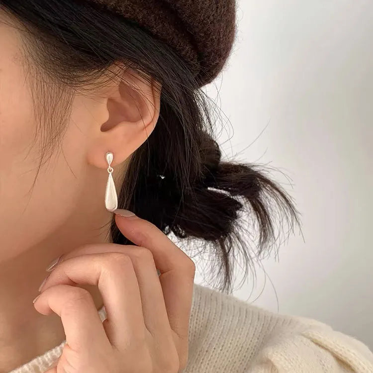 Valkoisella zirkonilla varustetut pisaranmalliset nappikorvakorut 