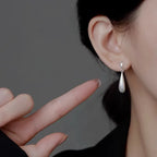 Valkoisella zirkonilla varustetut pisaranmalliset nappikorvakorut 