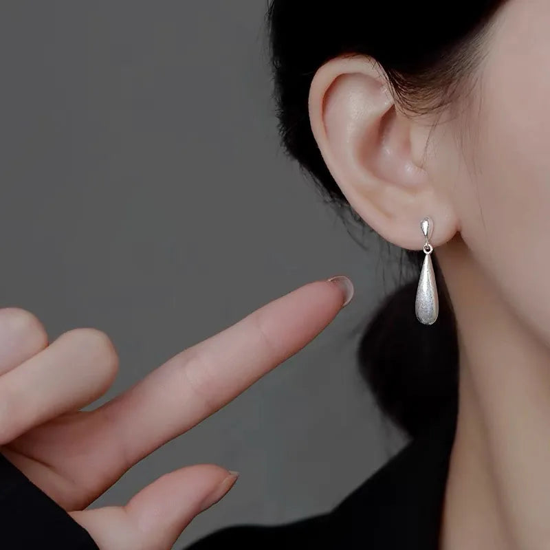 Valkoisella zirkonilla varustetut pisaranmalliset nappikorvakorut 