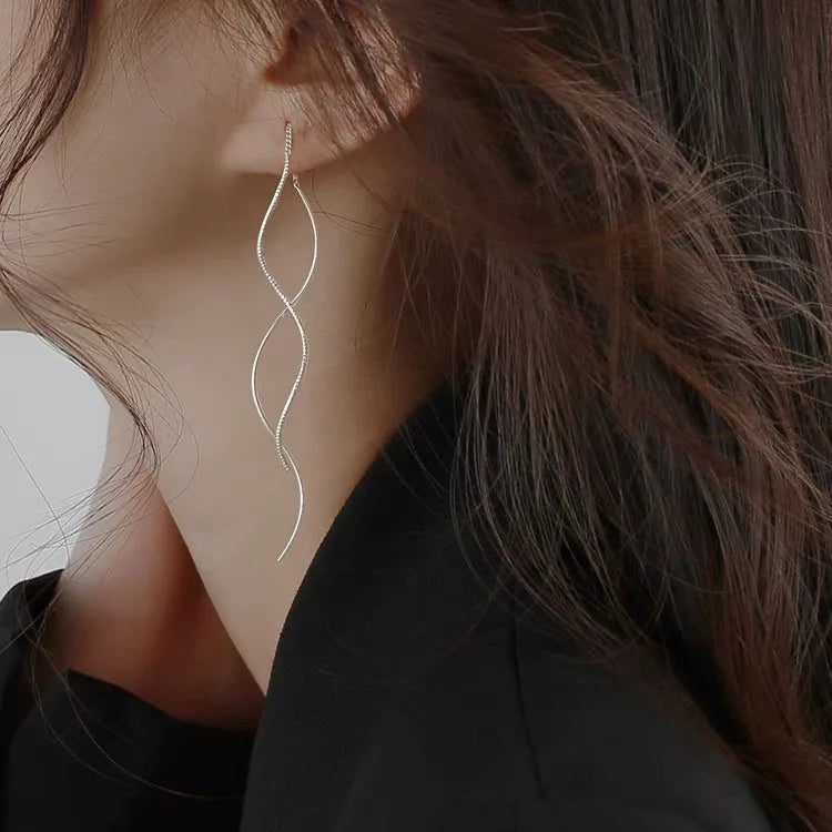 Pitkät korvakorut hopeassa tai hopeanvärisessä kullassa