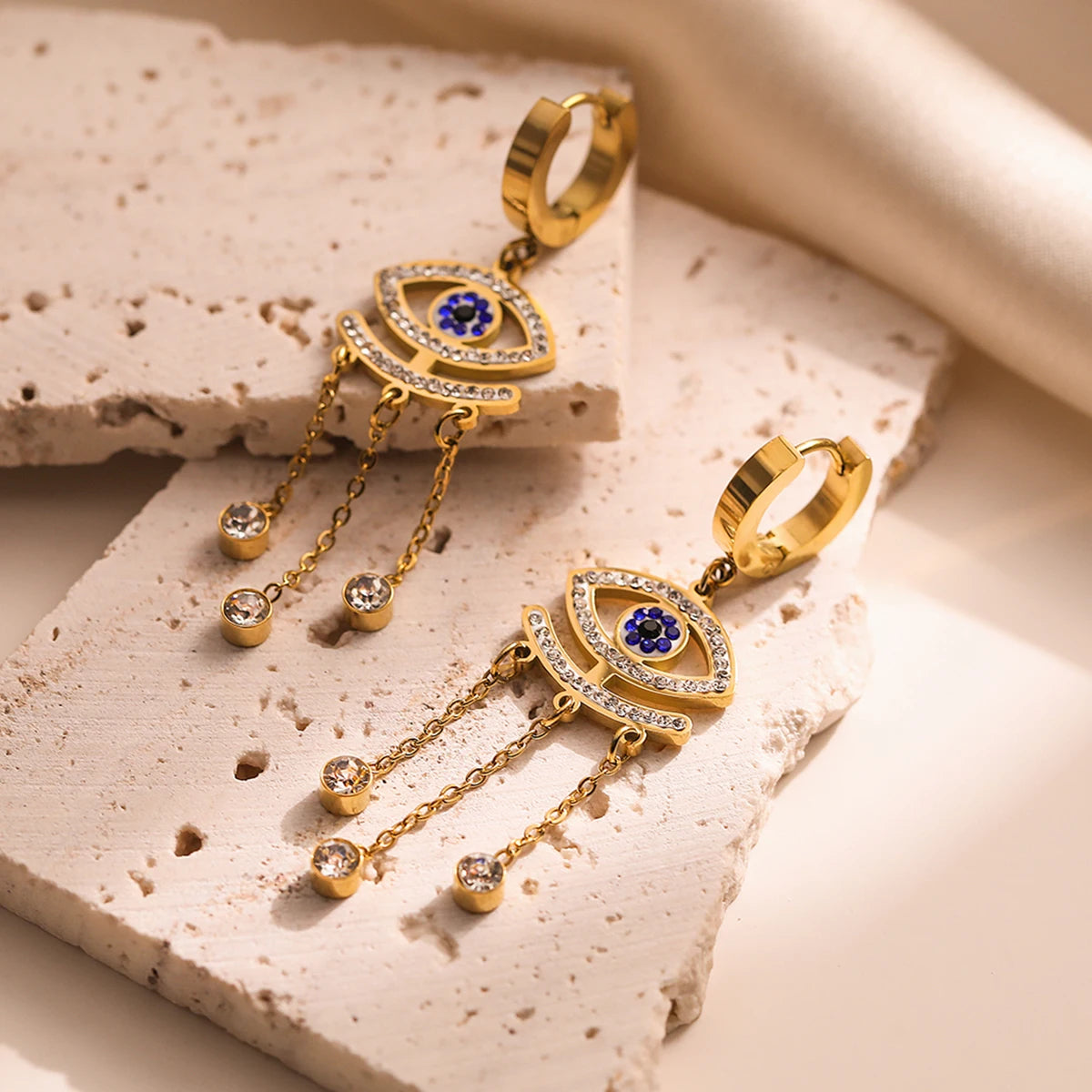 Pitkät siniset pahat silmät -korvakorut