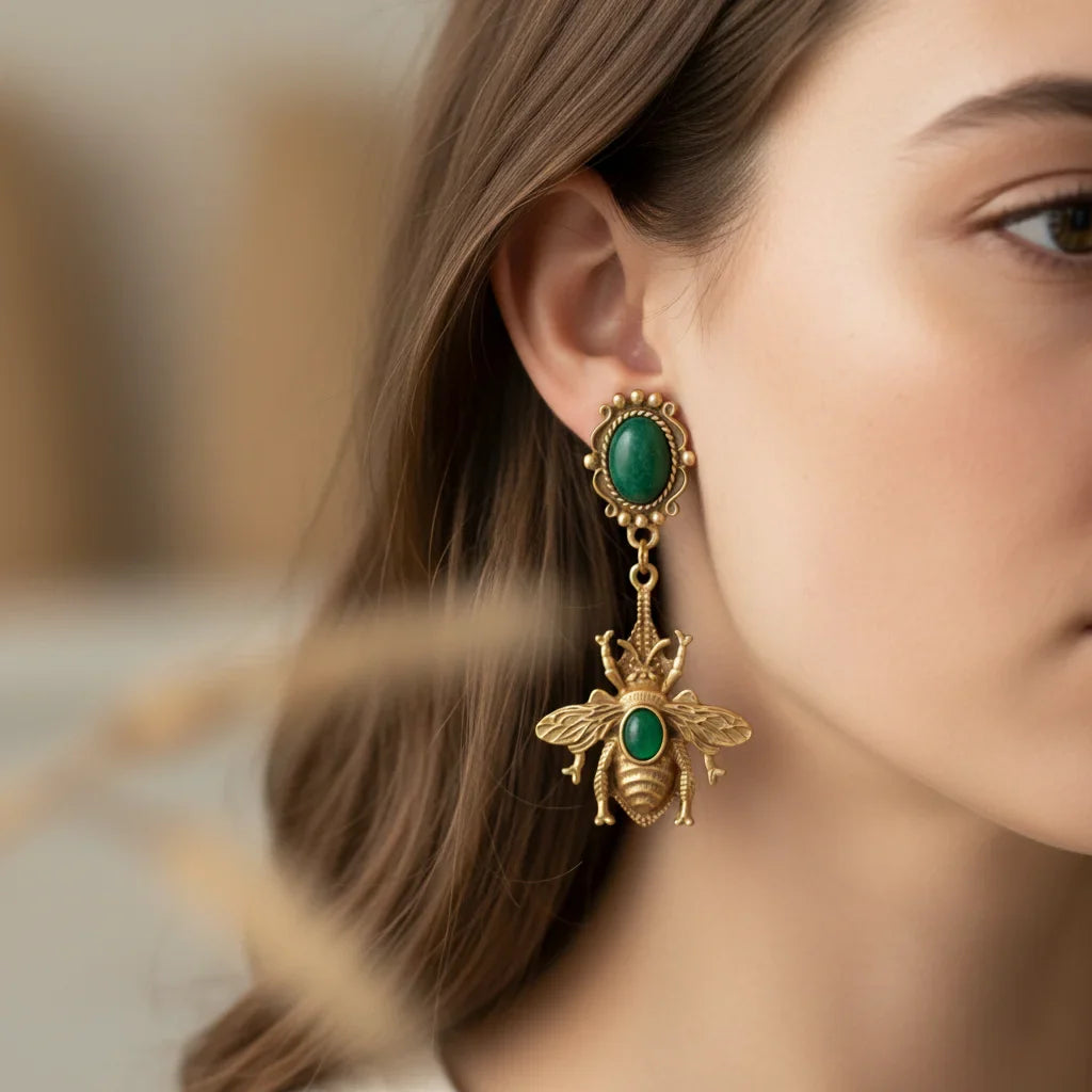 Riippuvat mehiläiskorvakorut vihreä