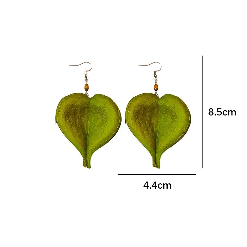 Riipuvat korvakorut värillisellä lehdellä