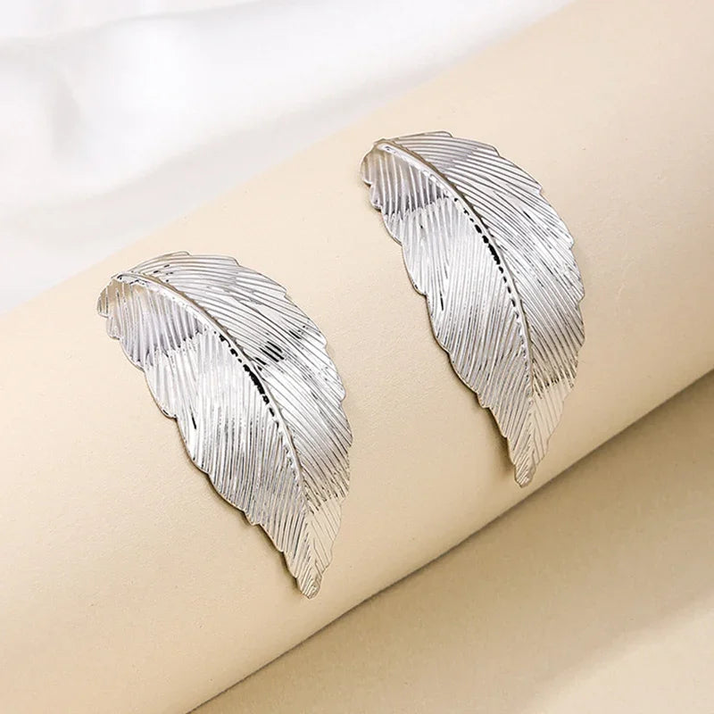 Riipuvat korvakorut lehtikoristeella naisille hopea