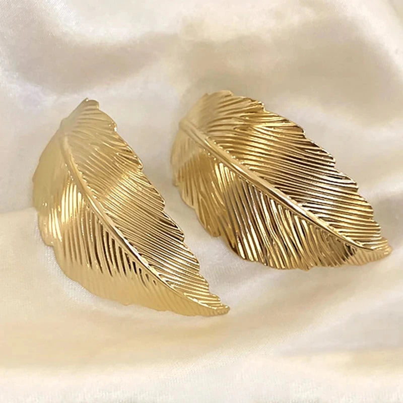 Riipuvat korvakorut lehtikoristeella naisille kulta