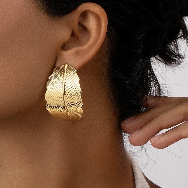 Riipuvat korvakorut lehtikoristeella naisille kulta