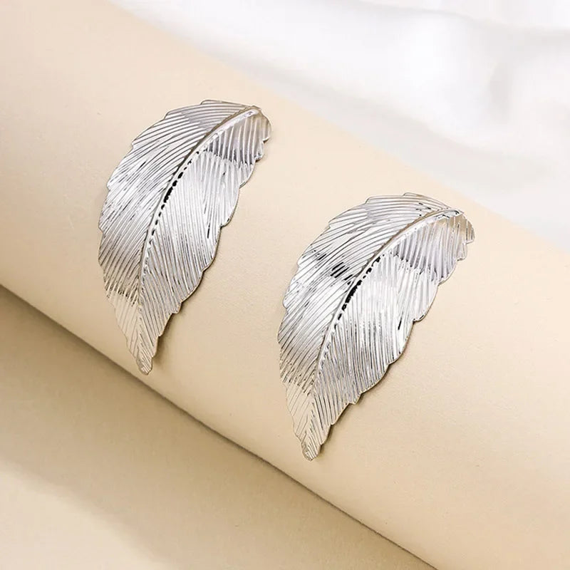 Riipuvat korvakorut lehtikoristeella naisille hopea