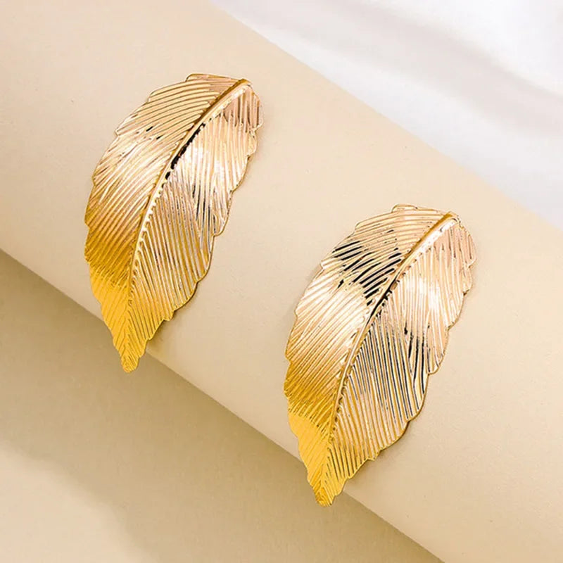 Riipuvat korvakorut lehtikoristeella naisille kulta