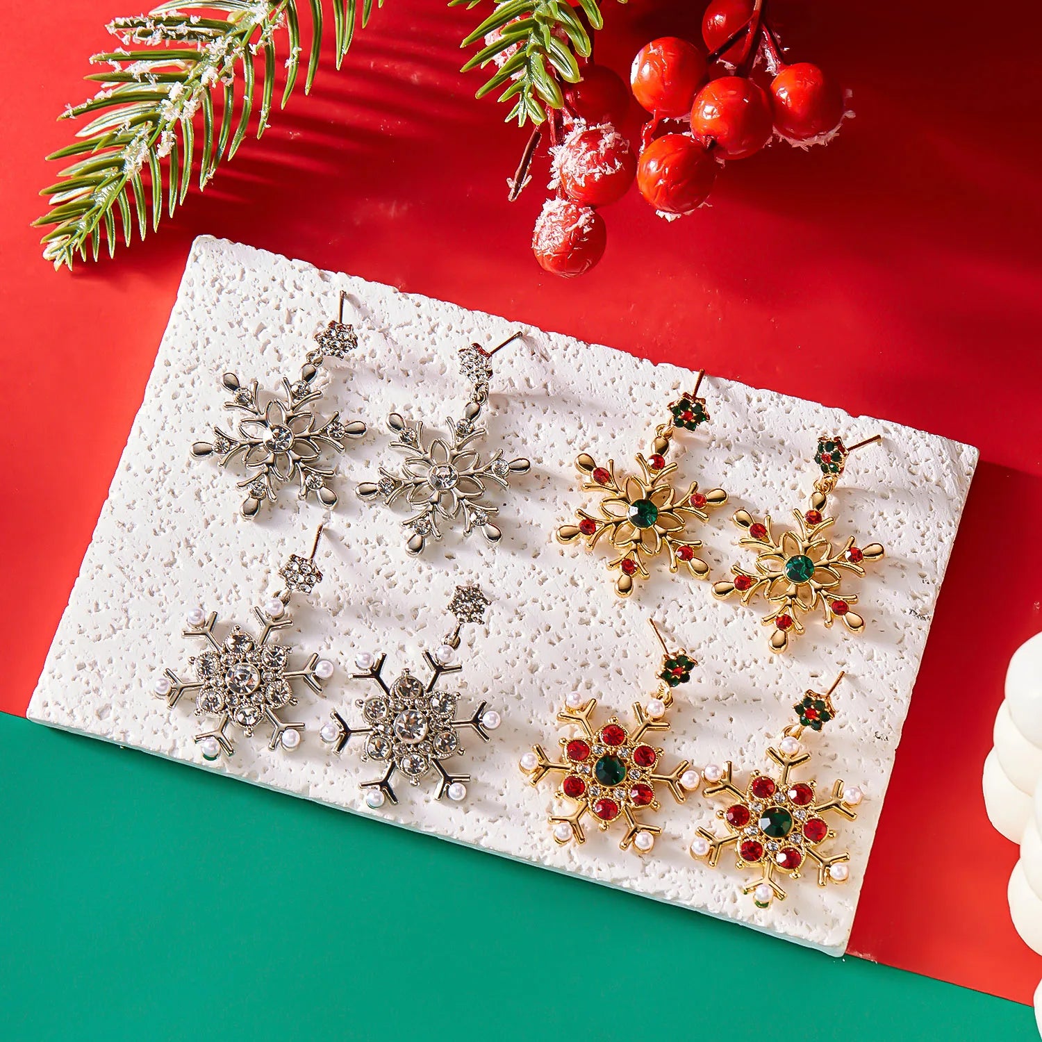 Riipuvat korvakorut lumihiutaleella