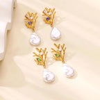 Koralliset roikkuvat korvakorut helmellä ja vihreällä zirkonilla