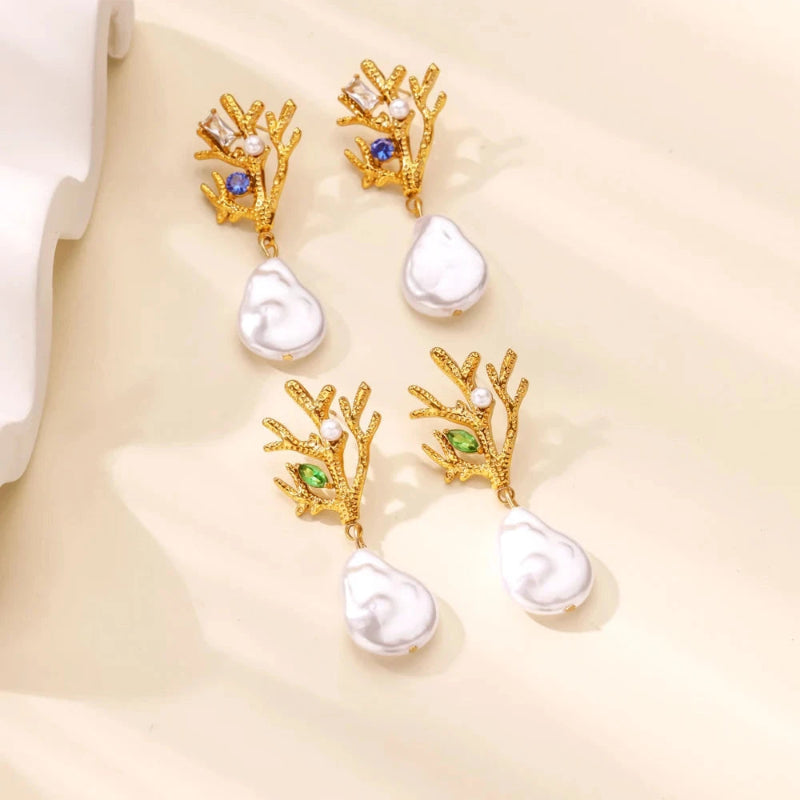 Koralliset roikkuvat korvakorut helmellä ja vihreällä zirkonilla