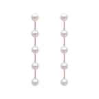 Riipuvat korvakorut valkoisilla helmillä