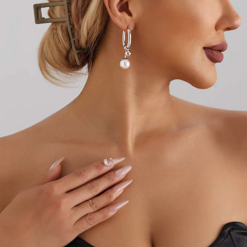 Tyylikkäät helmirenkaat korvakorut