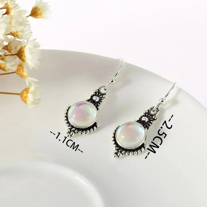 Riipuvat korvakorut kuunsillalla